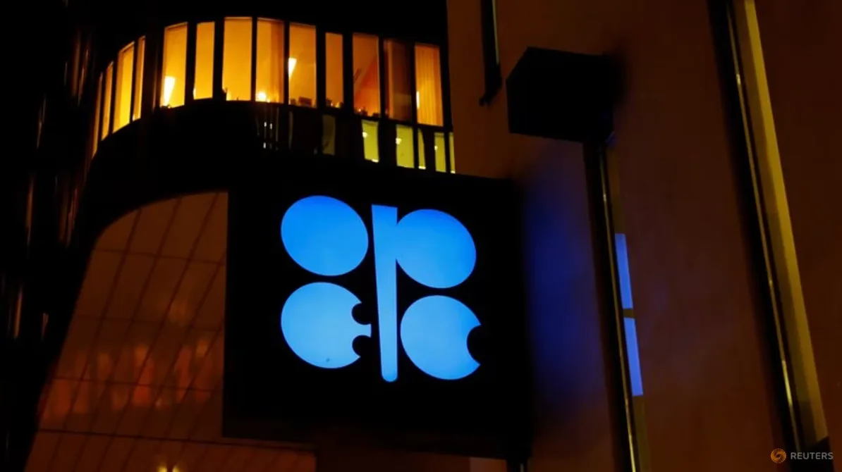 Plavi logo Organizacije zemalja izvoznica nafte (OPEC) osvijetljen noću.