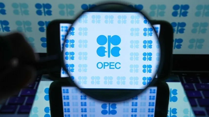 Uvećani logo OPEC-a prikazan na ekranu pametnog telefona, s pozadinom koja takođe prikazuje isti logo u ponavljajućem obrascu.