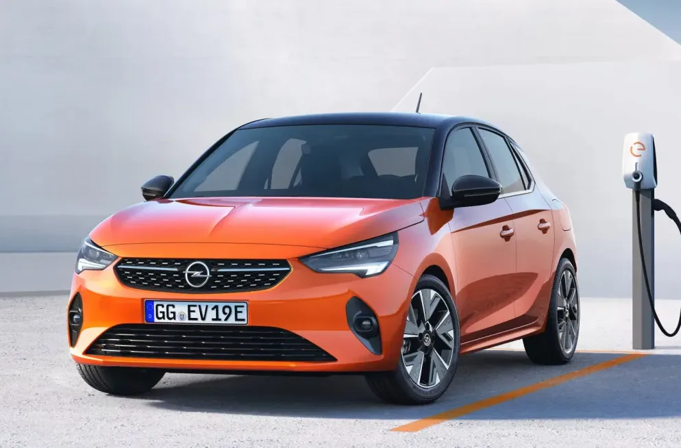 Narandžasti Opel Corsa EV automobil na punjenju