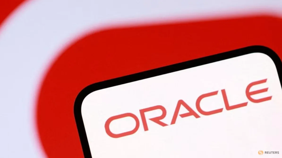 Logotip kompanije Oracle prikazan na ekranu mobilnog telefona, s crvenom pozadinom i oznakom Reuters u uglu.