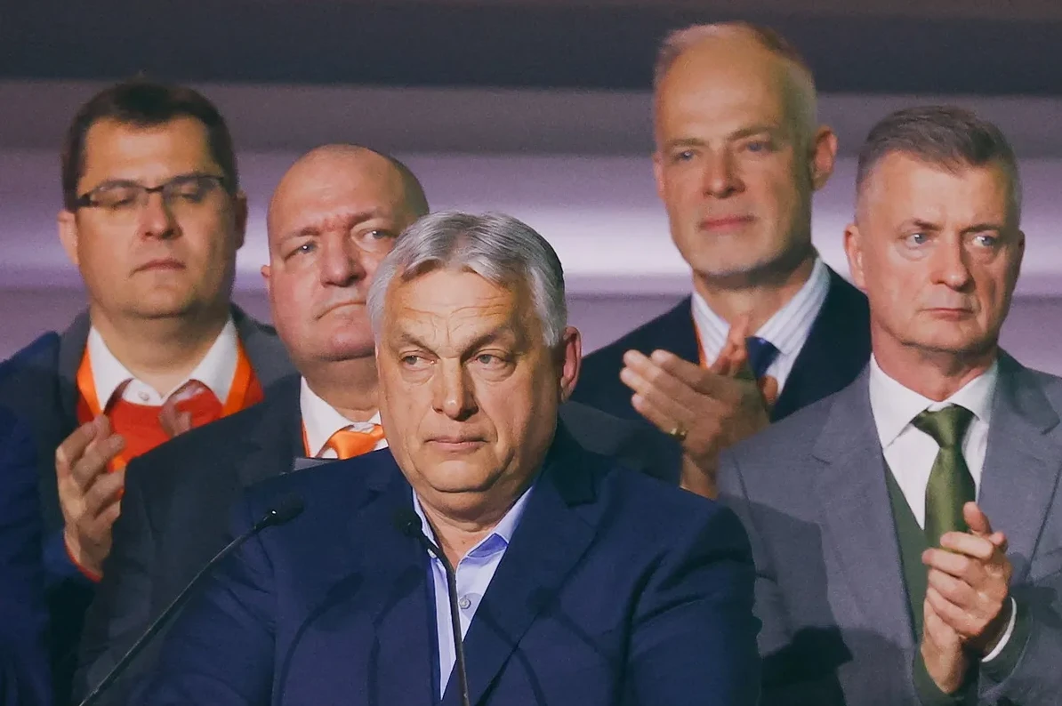 Viktor Orban sjetno gleda u stranu dok pored njega stoje njegovi saradnici, aplaudirajuci.