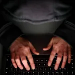 Škot uhapšen u SAD-u: Tyler Buchanan priznao prevaru od 8 miliona dolara u kriptovalutama, prijeti mu 22 godine zatvora