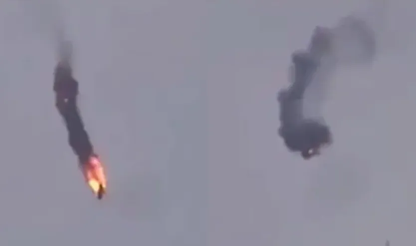 Dva odvojena prizora padajućih objekata na nebu koji ostavljaju dimne tragove. Lijevi prizor prikazuje objekat u plamenu koji pada, dok desni prikazuje objekat sa gustim crnim dimom koji ga okružuje.