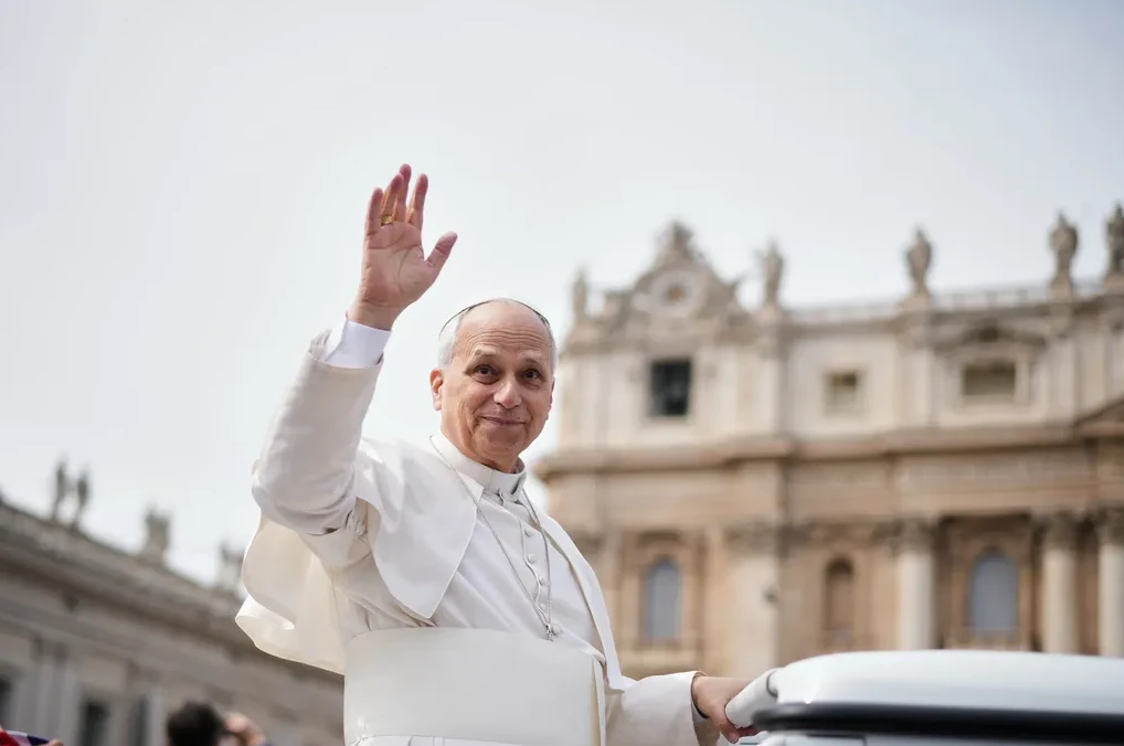Papa Franjo maše sa svog vozila u Rimu.
