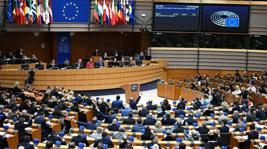 Zasjedanje Evropskog parlamenta sa zastavama zemalja članica i grbom EU.