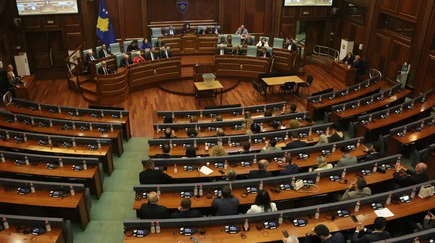 Sjednica Skupštine Kosova sa poslanicima u klupama i zastavom Kosova.