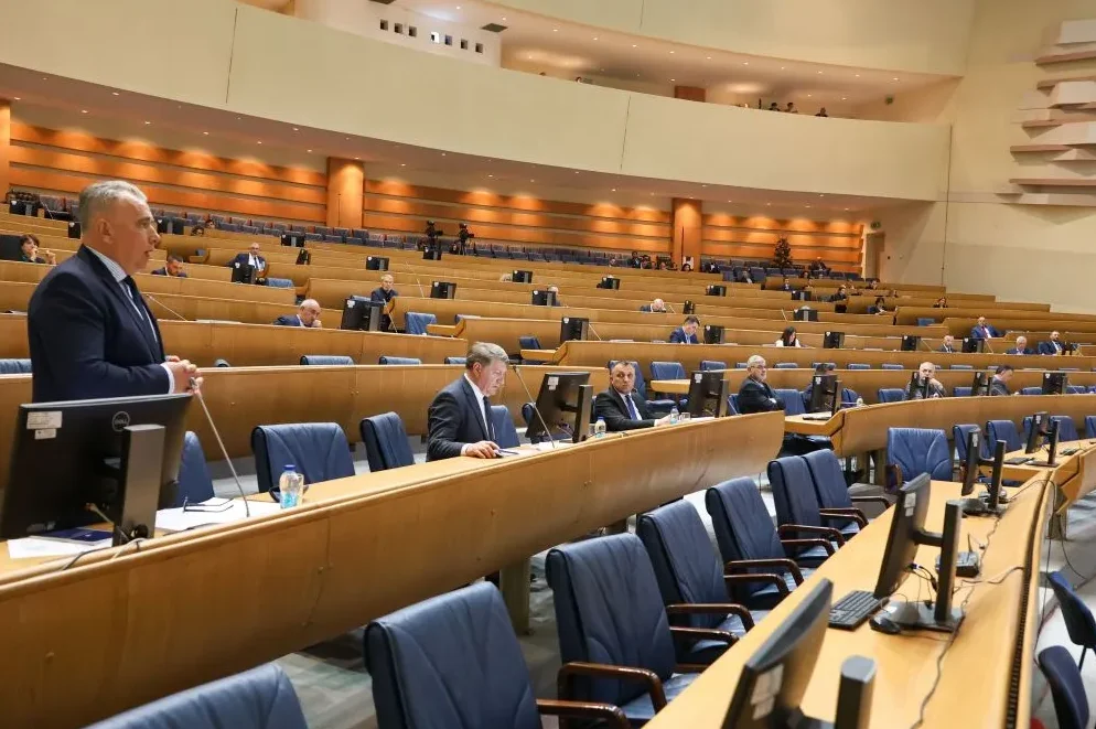 Političari sjede u sali parlamenta tokom sjednice.