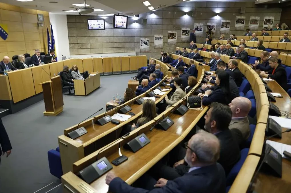 Parlamentarna dvorana sa zastupnicima koji sjede u klupama.