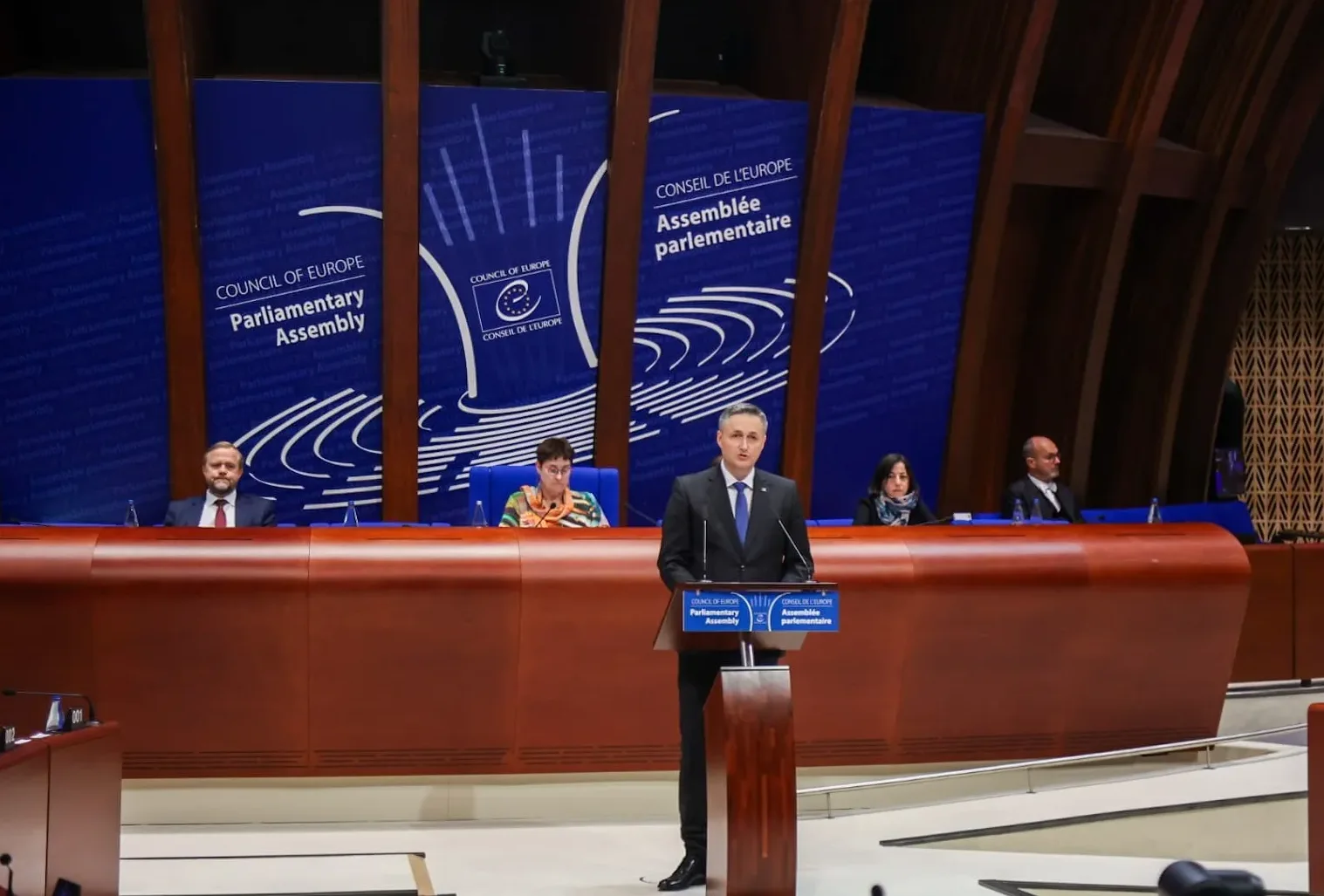 Bećirović u Strazburu: BiH mora ukloniti diskriminaciju i provesti reforme, inače će ostati zarobljena u podjelama