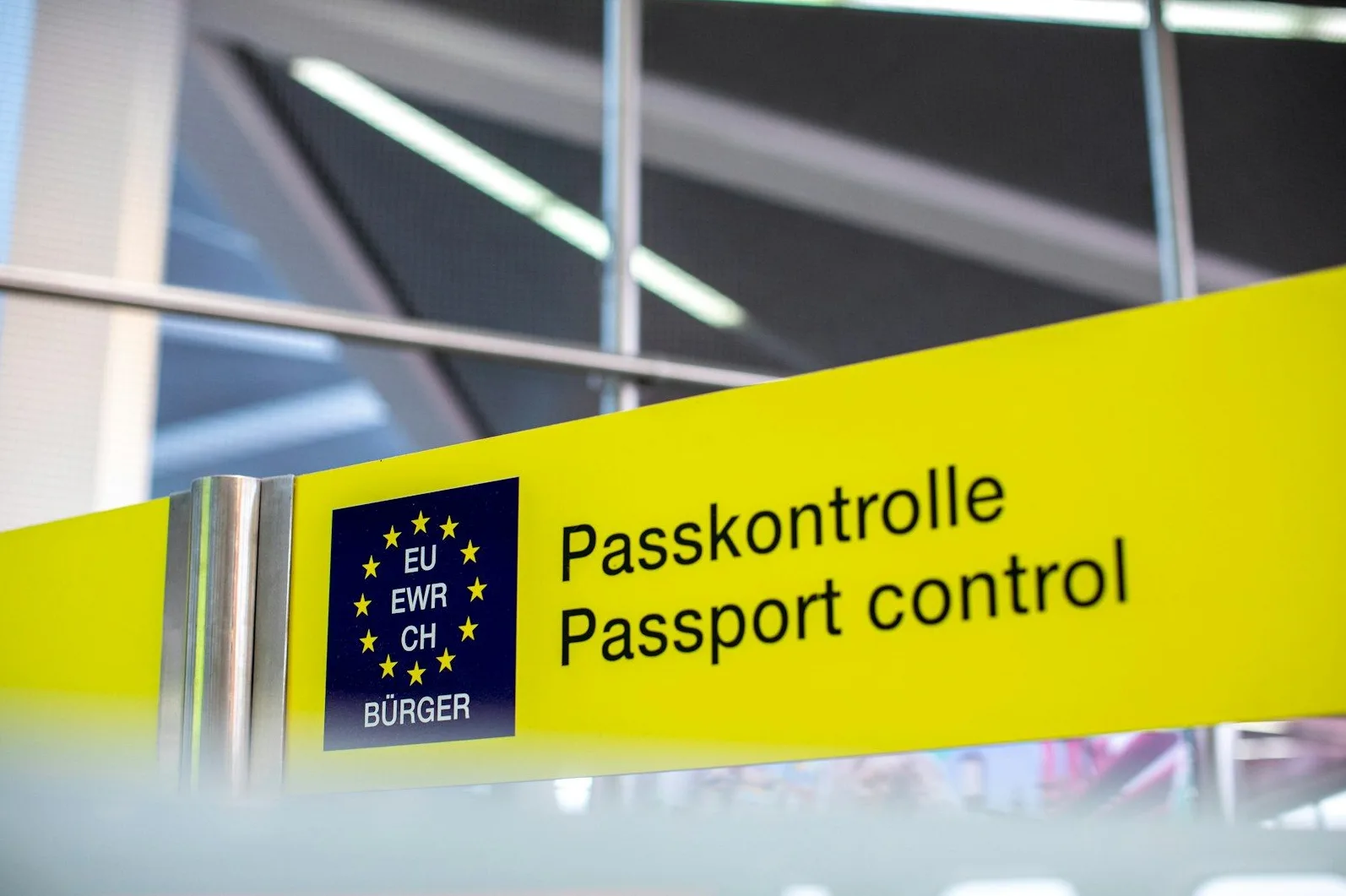 Natpis "Passkontrolle Passport control" na žutoj podlozi, sa grbom EU, EWR, CH i natpisom BÜRGER.