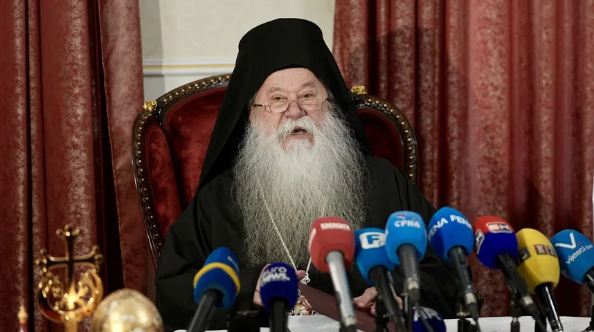 Poglavar Srpske pravoslavne crkve Patrijarh Pavle sjedi na stolici i govori pred medijima.