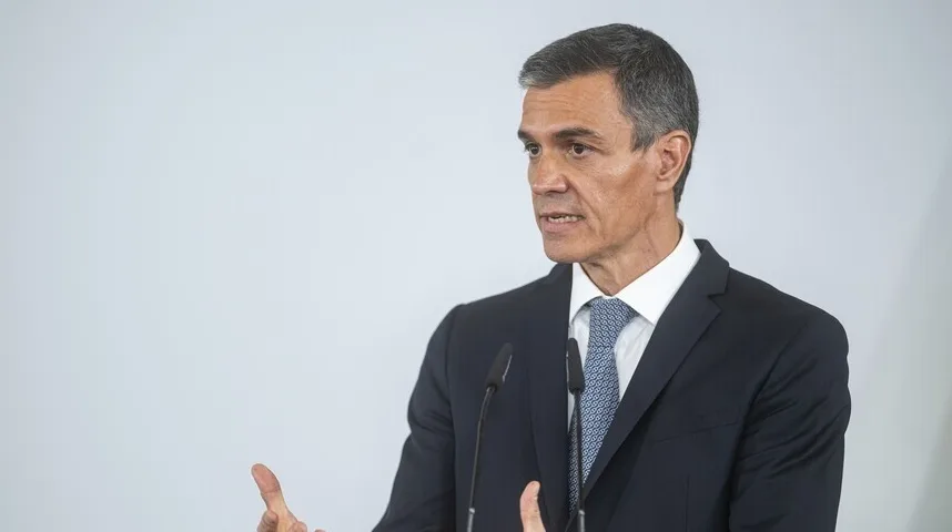 Portret Pedra Sancheza kako govori za govornicom.