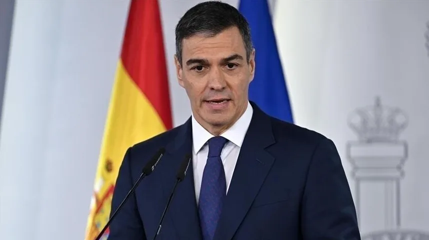 Pedro Sánchez, premijer Španije, obraća se javnosti ispred zastava Španije i Evropske unije.