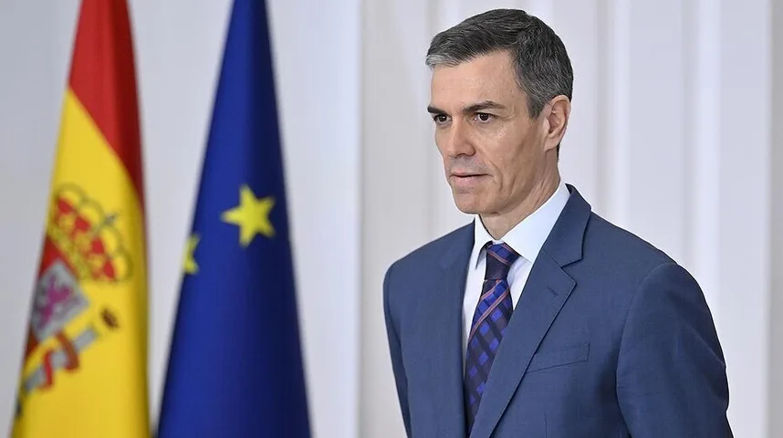 Pedro Sánchez ispred zastave Španije i zastave Evropske unije