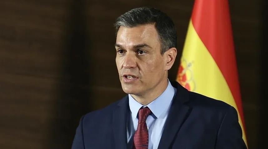 Pedro Sánchez, premijer Španije, govori ispred zastave Španije