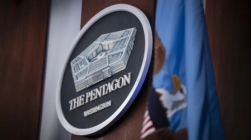 Grb Pentagona sa natpisom "The Pentagon" i "Washington"