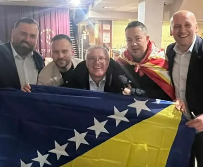 Pet muškaraca pozira sa zastavom Bosne i Hercegovine