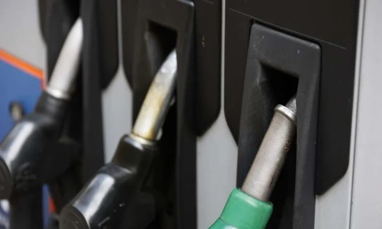 Uski kadar na više pištolja za gorivo na benzinskoj pumpi.