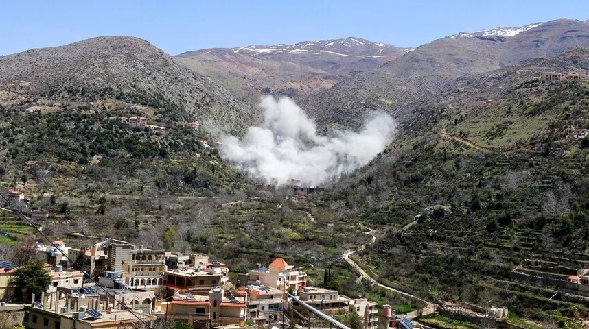 Dim se diže iz doline okružene zelenim planinama i selom