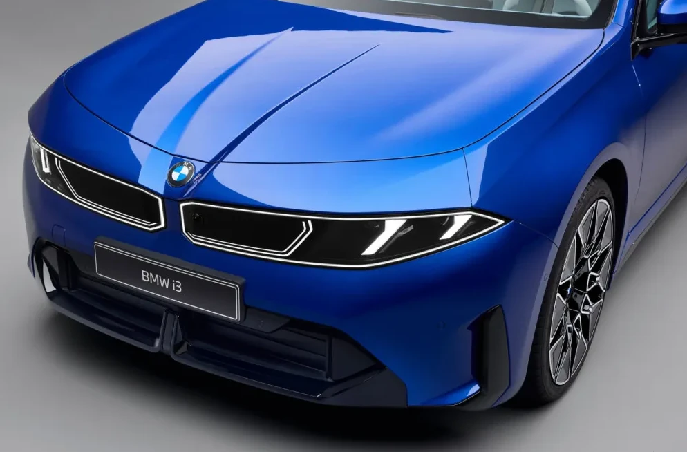 Prednji dio plavog BMW-a i3 sa istaknutim LED svjetlima i rešetkom hladnjaka
