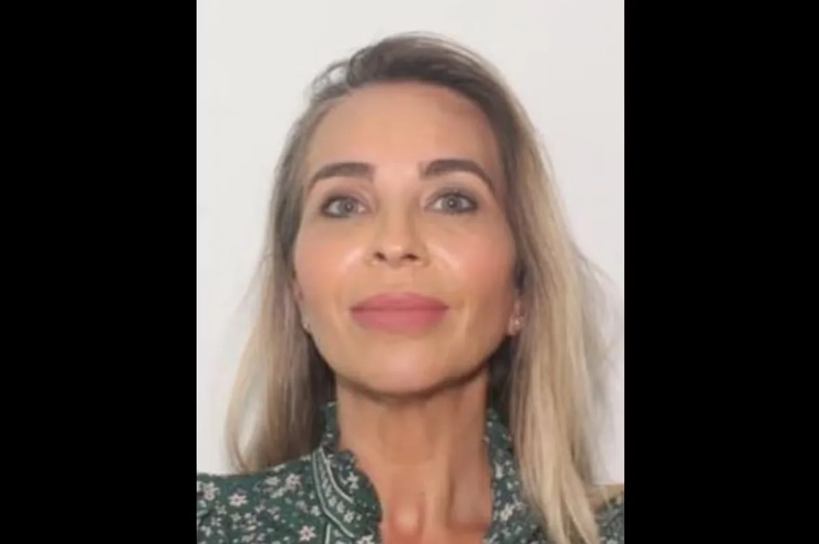 Portret plavuše sa zelenom haljinom