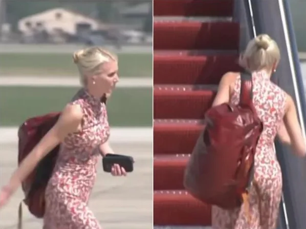 Plavuša sa ruksakom i torbicom u ruci, u cvjetnoj haljini, hoda pistom aerodroma i penje se pokretnim stepenicama.