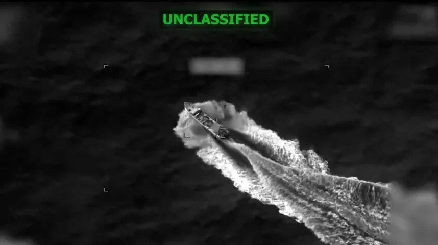 Termalni snimak plovila koje velikom brzinom plovi po vodi, ostavljajući trag pjene i valova.