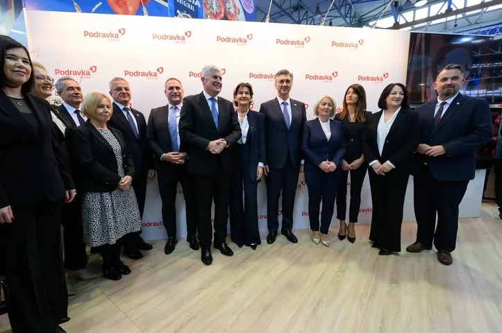 Grupa hrvatskih zvaničnika i Podravkinih menadžera pozira ispred štanda Podravke.