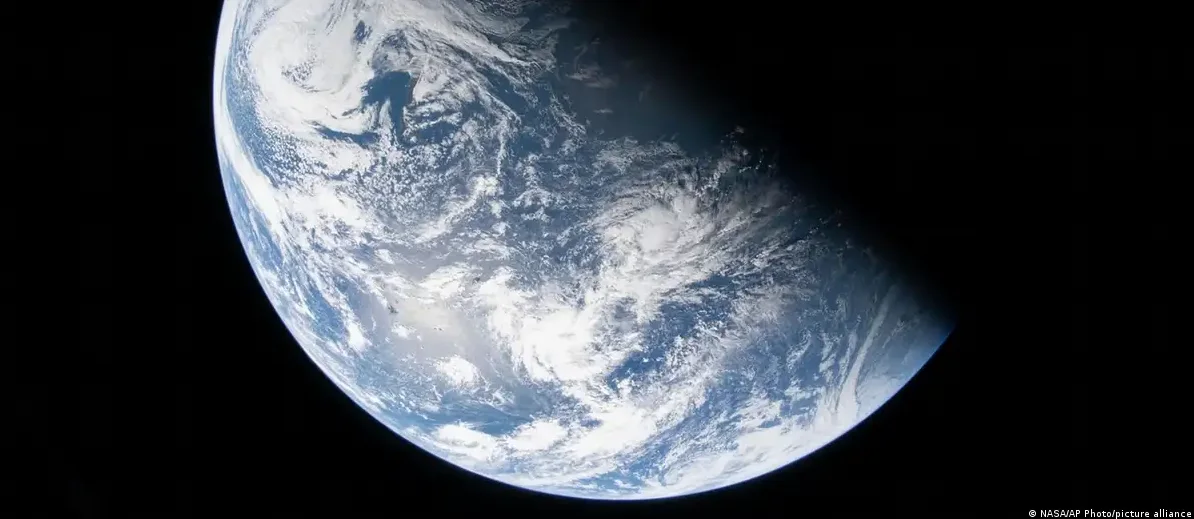 Slika planete Zemlje iz svemira, sa vidljivim oblacima i okeanima.