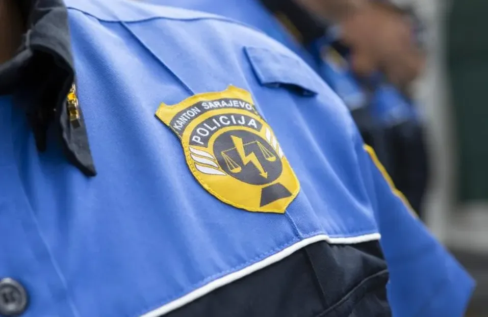 Grb Ministarstva unutrašnjih poslova Kantona Sarajevo na plavoj policijskoj uniformi.