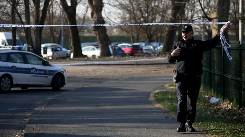Policajac drži traku sa natpisom "POLICIJA STOP POLICIJA"