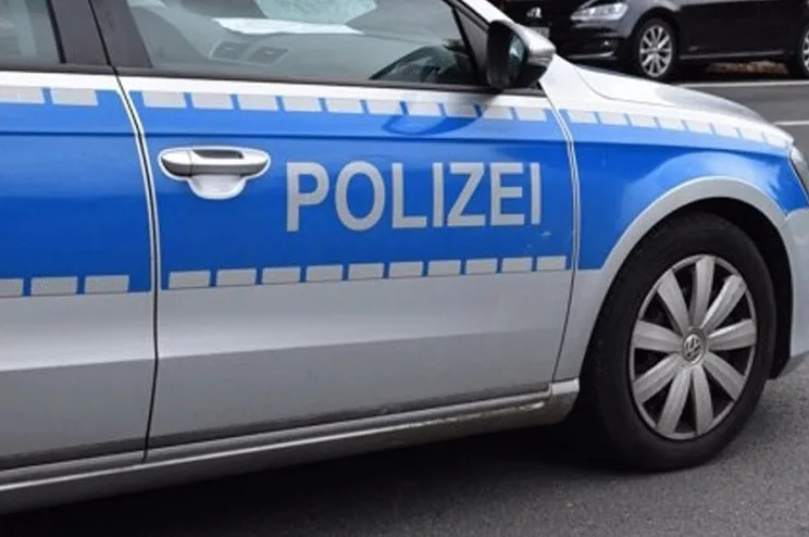 Dio službenog policijskog vozila s natpisom "POLIZEI".