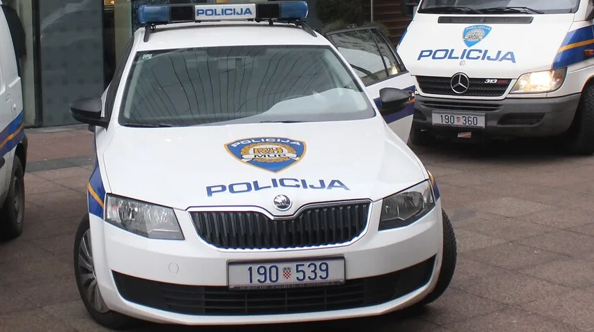 Bijela policijska vozila sa plavom rotacijom na krovu i oznakama "POLICIJA" i "MUP".