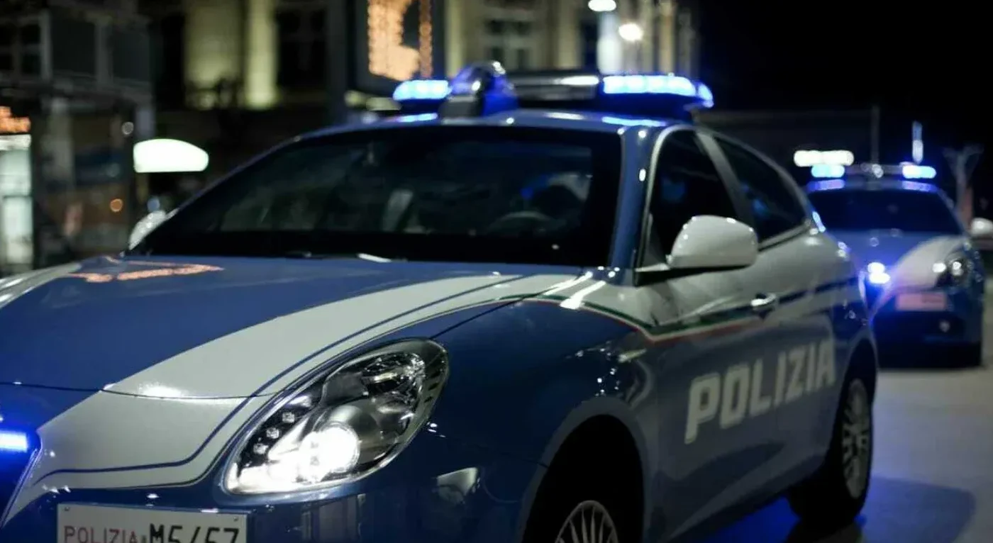 Dva italijanska policijska vozila (Polizia) sa uključenim plavim rotacionim svjetlima u noćnoj ulici.