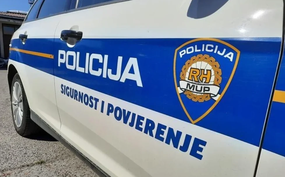 Detalj policijskog automobila sa natpisom 'POLICIJA' i grbom MUP-a RH