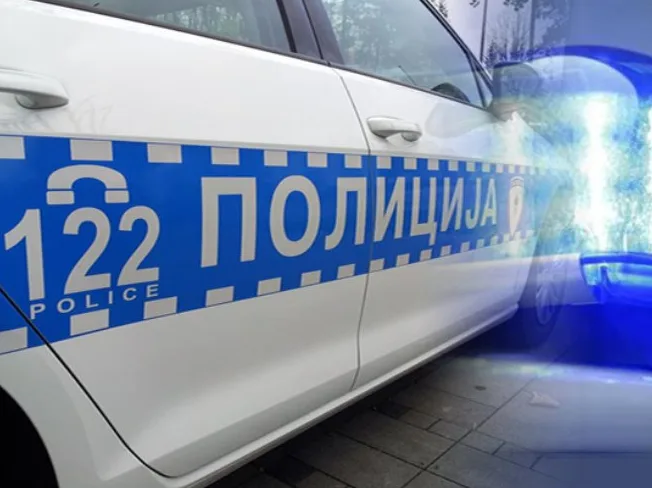 Policijsko vozilo sa plavom rotacijom i natpisom "POLICIJA 122"