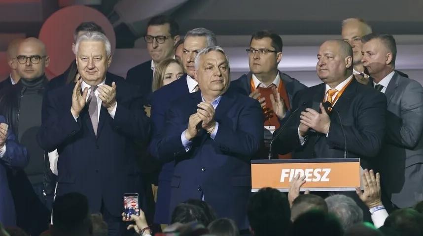 Viktor Orban i ostali političari Fidesza plješću na bini.