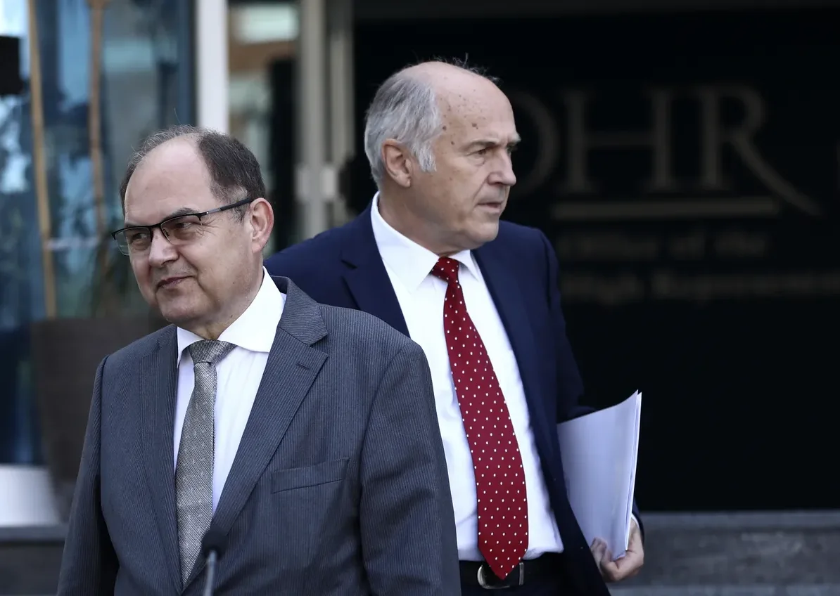 Visoki predstavnik u Bosni i Hercegovini Christian Schmidt sa saradnikom ispred zgrade OHR-a.