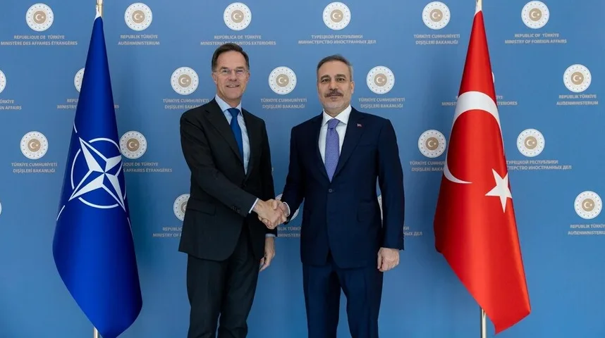 Susret diplomata sa NATO zastavom i turskom zastavom