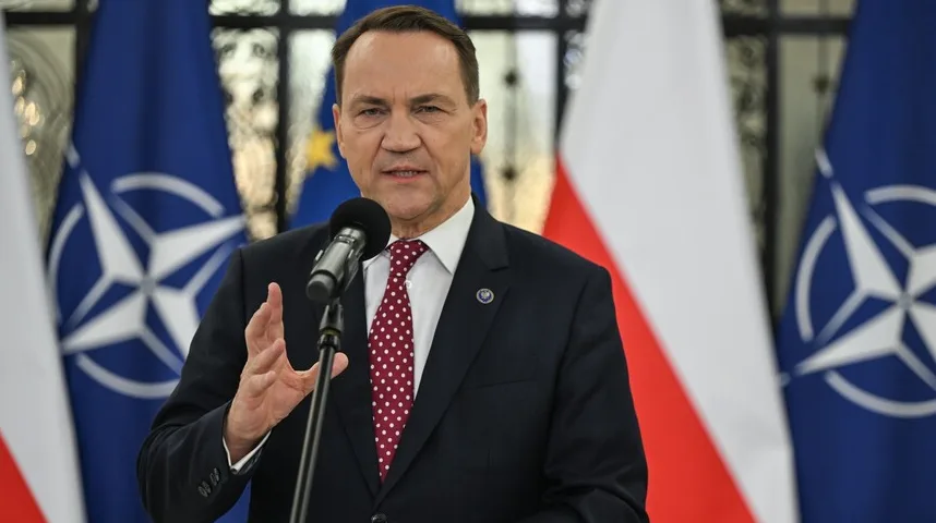 Poljski ministar govori ispred zastava NATO-a i Poljske