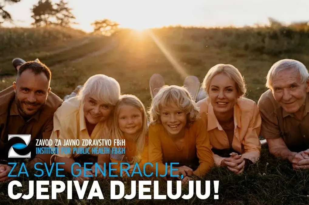 Srećna mješovita porodica različitih generacija, uključujući dvoje djece, roditelje i starije osobe, leži na travi pod suncem, sa porukom na slici "ZA SVE GENERACIJE, CJEPIVA DJELUJU!"