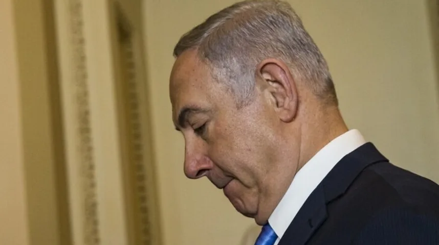 Portret Benjamina Netanyahua, bivšeg premijera Izraela, sa spuštenom glavom.