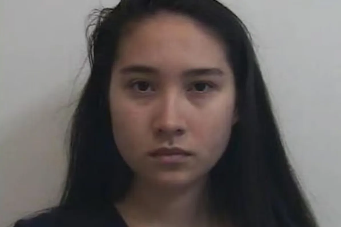 Portret mlade žene sa dugom tamnom kosom