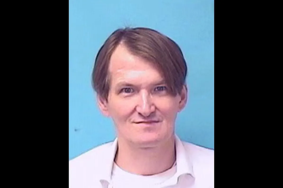 Portret muškarca sa smeđom kosom i bijelom kragnom