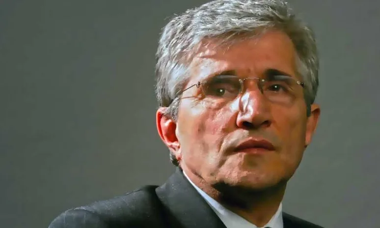 Portret starijeg muškarca sa sijedom kosom i naočarama