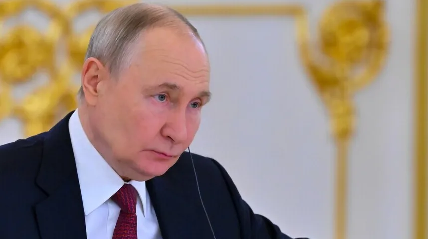 Portret Vladimira Putina, predsjednika Rusije, sa tamnim odijelom i crvenom kravatom.