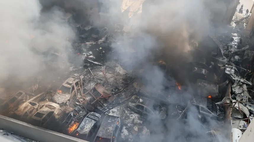 Velika eksplozija uništila je parking sa automobilima, ostavljajući uništena vozila i gust dim.