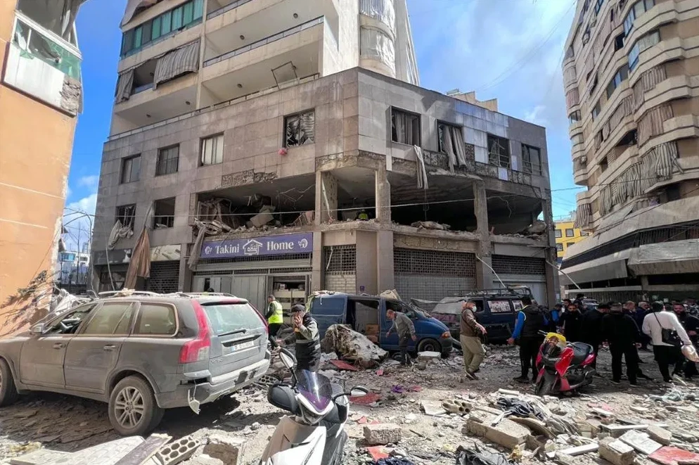 Oštećena zgrada i vozila nakon zemljotresa