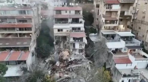 Oštećene zgrade i ruševine nakon zemljotresa u urbanom području.