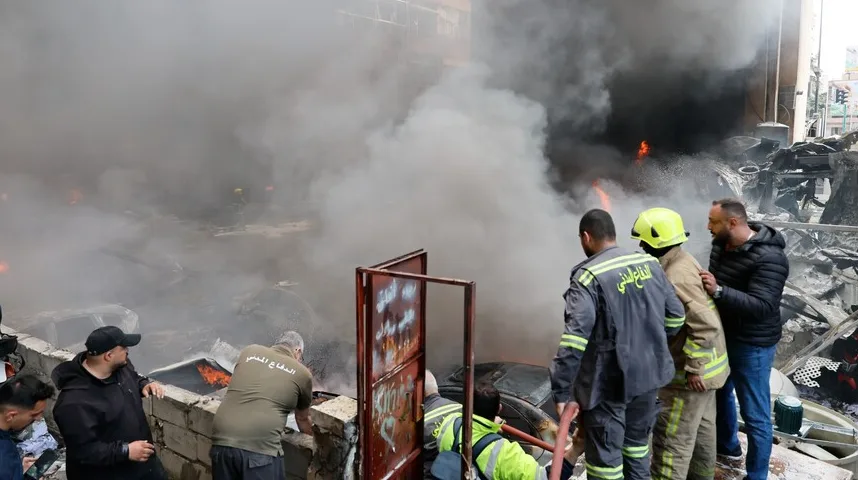 Vatrogasci gase požar u gradskoj prodavnici sa mnogo dima i ostataka.